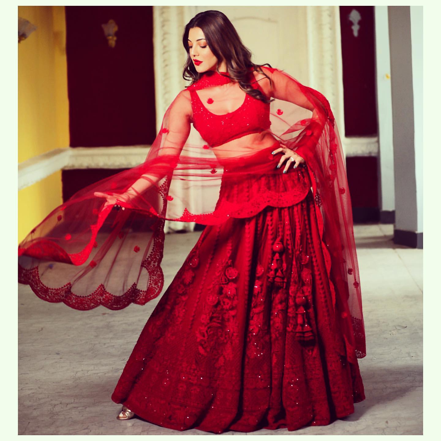 Actress Kajal Aggarwal अभिनेत्री ने पोस्ट को कैप्शन दिया, ''मेरे इंस्टा परिवार को 21 मिलियन प्यार करने के लिए धन्यवाद. मैं आपको 21 मिलियन बार फिर से प्यार करती हूँ! #स्ट्रॉन्गरटूगेदर''(फोटो आभार : Instagram @kajalaggarwalofficial)