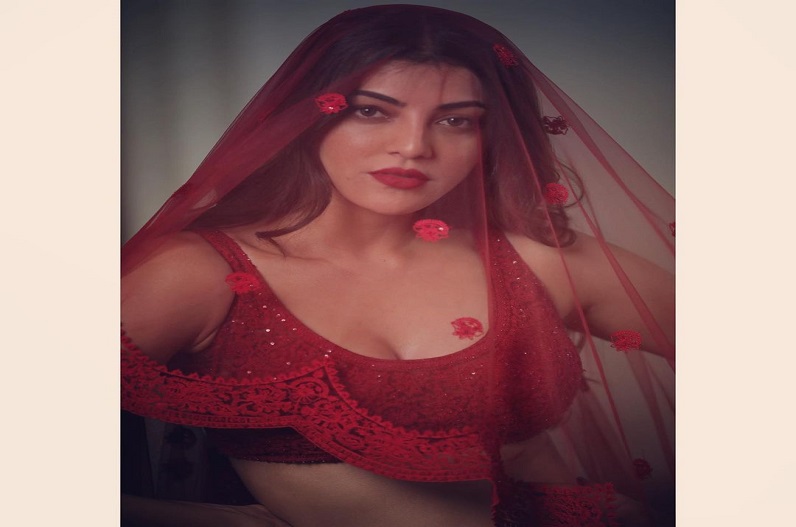 Kajal Aggarwal Photos: गुलाब की पंखुड़ी सी सजी, लाल लिबास में काजल अग्रवाल की अदाएं खूब जंची, देखें तस्वीरें