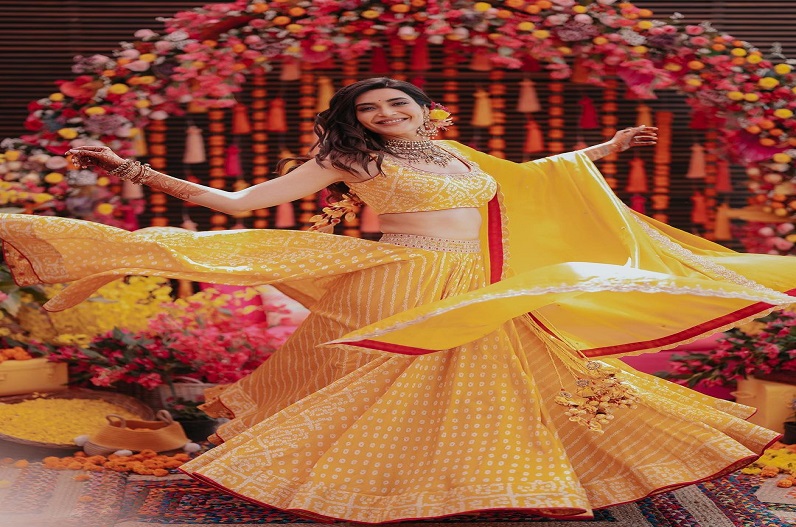 Karishma Tanna-Varun Bangera Haldi Photos: करिश्मा तन्ना ने लगवाई शादी की हल्दी, होने वाले पति के साथ अठखेली करती दिखी टीवी की ‘नागिन’, देखें तस्वीरें