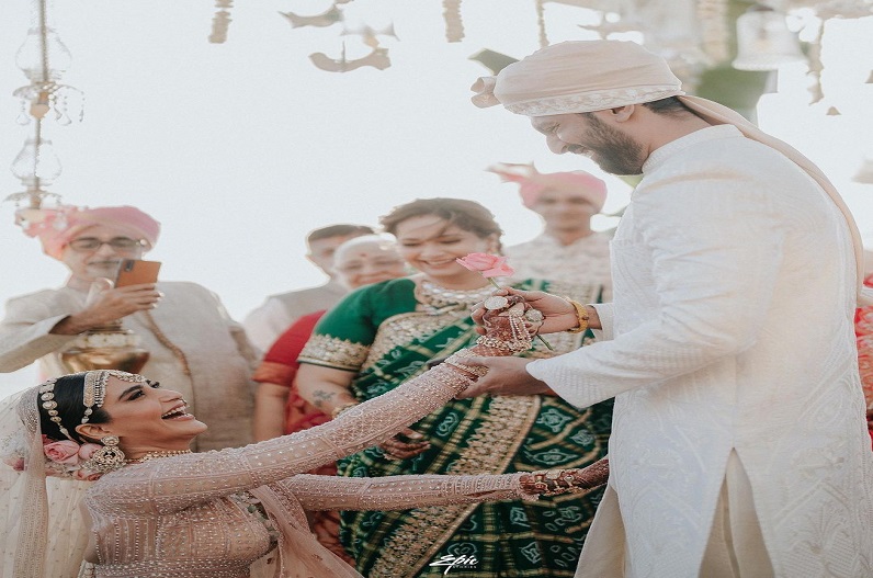 Karishma Tanna-Varun Bangera Wedding Photos : वरुण बंगेरा की हुईं Karishma Tanna, पति का हाथ थामे सामने आई शादी की पहली तस्वीर