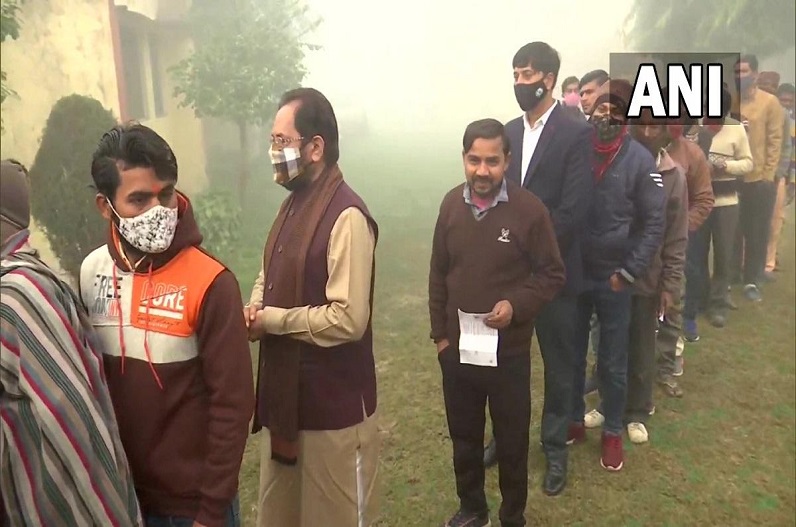 लाइन में लगकर केंद्रीय मंत्री नकवी ने डाला वोट, गोवा के CM ने पत्नी के साथ की पूजा, CM धामी ने डाला वोट