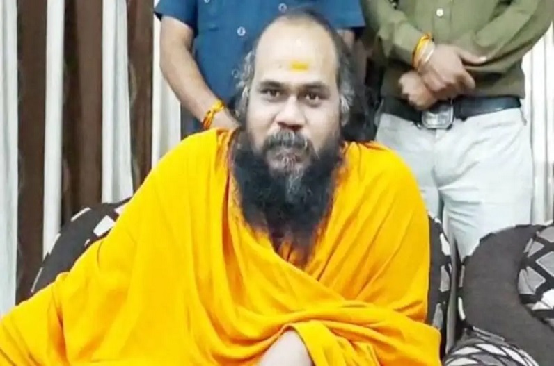 अज्ञात बदमाशों ने दिनदहाड़े मिर्ची बाबा को जमकर पीटा! मचे बवाल के बाद पुलिस ने किया गिरफ्तार
