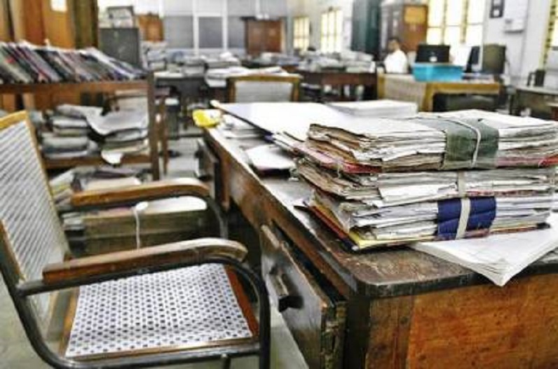 68 कर्मचारियों को कारण बताओ नोटिस, विलंब से आने पर कलेक्टर ने दिए वेतन कटौती के निर्देश.. कार्यालयीन समय सुबह 10 से शाम 5.30 बजे है निर्धारित