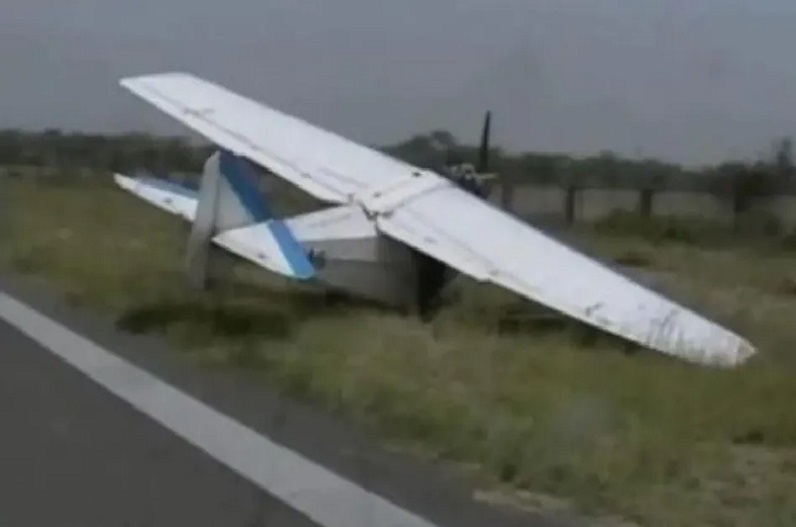 बड़ी खबर.. भारत में क्रैश हुआ प्लेन, बिजली के खंभे से टकराकर गिरा, पायलट की मौत