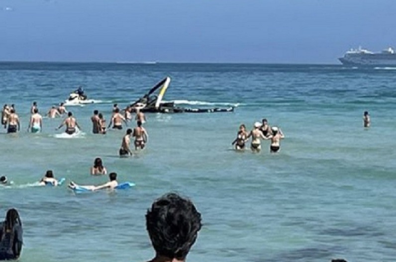 बड़ा हादसा: समुद्र में गिरा हेलीकॉप्टर, पर्यटकों ने तैरकर बचाई लोगों की जान, दो की हालत गंभीर