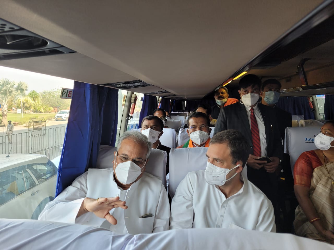 राहुल गांधी ने गोबर खरीदी, गोबर से बिजली बनाने की योजना तथा धान खरीदी व्यवस्था की प्रशंसा की