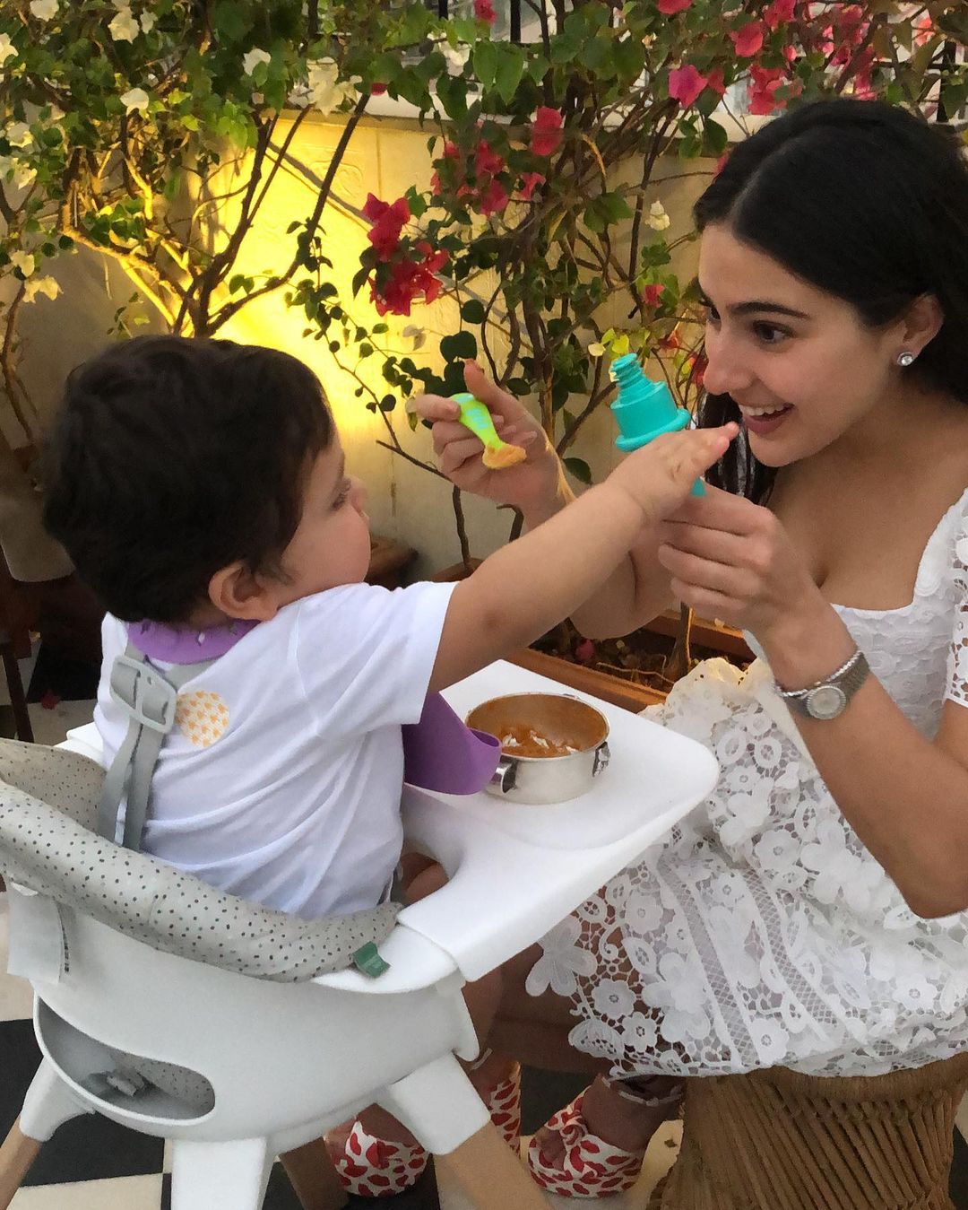 Sara Ali Khan Birthday Brother celebration यह कहना बिल्कुल गलत नहीं होगा कि खूबसूरत मुस्कान और खुले हुए बालों में सारा बहुत ही प्यारी लग रही हैं। हालांकि, अपने लुक को कम्पलीट करने में भी उन्होंने कोई कसर नहीं छोड़ी है। सारा ने इस ड्रेस के साथ डायमंड स्टड्स पहने थे, जिसके साथ न्यूड लिप कलर लगाया था। वहीं उन्होंने प्रिंट हाई हिल्स मैच की थी, जोकि स्मूथ लेग्स को अच्छे से हाइलाइट कर रही थीं।(फोटो आभार : Instagram @saraalikhan95)