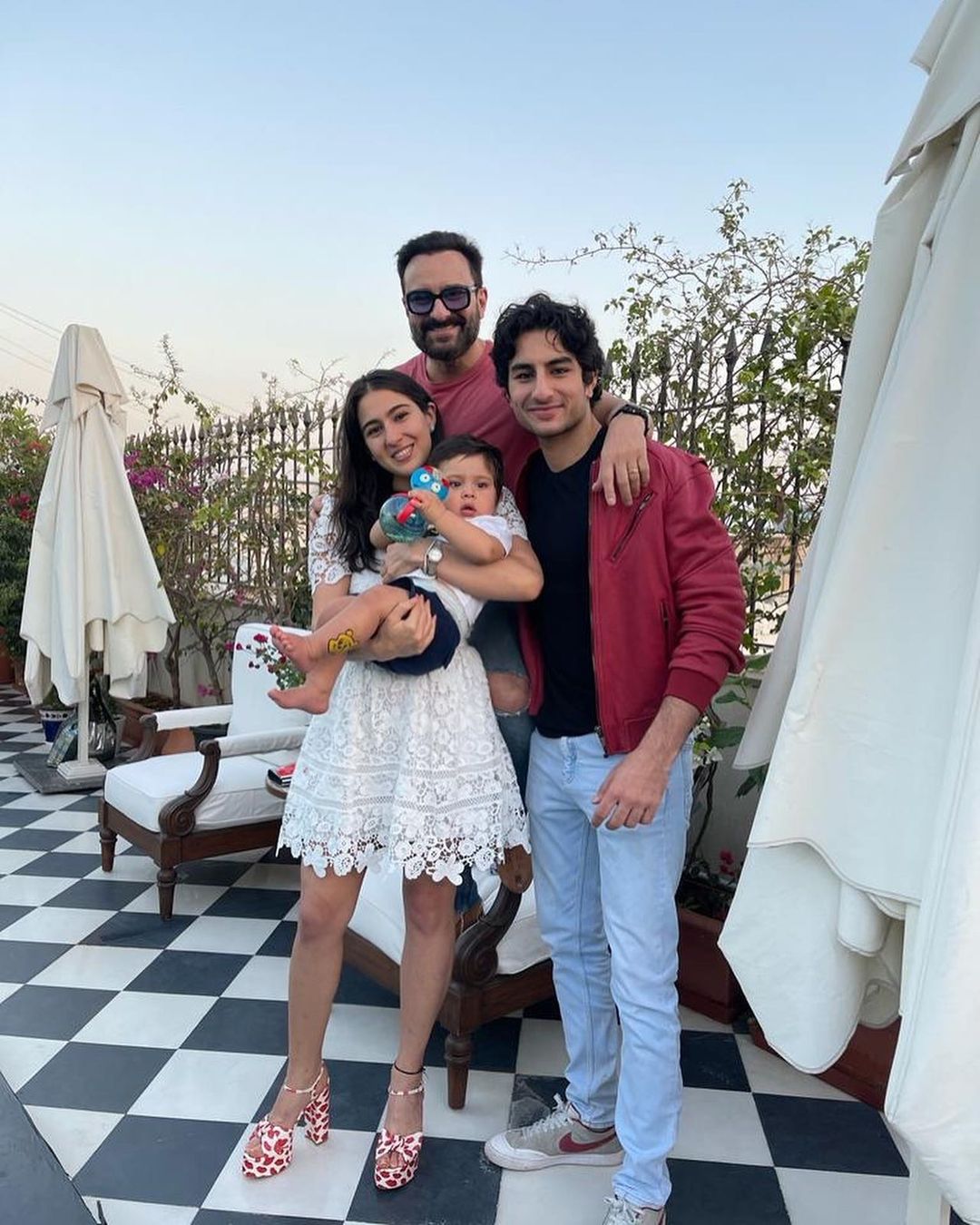 Sara Ali Khan सैफ-अमृता की बेटी सारा अली खान (Sara Ali Khan) उन हसीनाओं में से एक हैं, जिन्हें अपने फैशन रूटीन में ग्लैमर ऐड करना बखूबी आता है। सारा का न केवल एथनिक फैशन बहुत कमाल का है बल्कि अपने स्लिम-ट्रिम फिगर को फ्लांट करते हुए बोल्ड कट वाली वेस्टर्न ड्रेस में जब वह स्टाइल का कोशेंट हाई करती नजर आती हैं, तो देखने वाले भी उनका अवतार देख दंग रह जाते हैं। ऐसा ही कुछ हमें करीना कपूर और सैफ अली खान के दूसरे बेटे जहांगीर अली खान यानी बेबी जेह के फर्स्ट बर्थडे में देखने को मिला, जहां छोटी सी ड्रेस पहन सारा ने अपनी क्यूटनेस से हर किसी का दिल लिया। (फोटो आभार : Instagram @saraalikhan95)