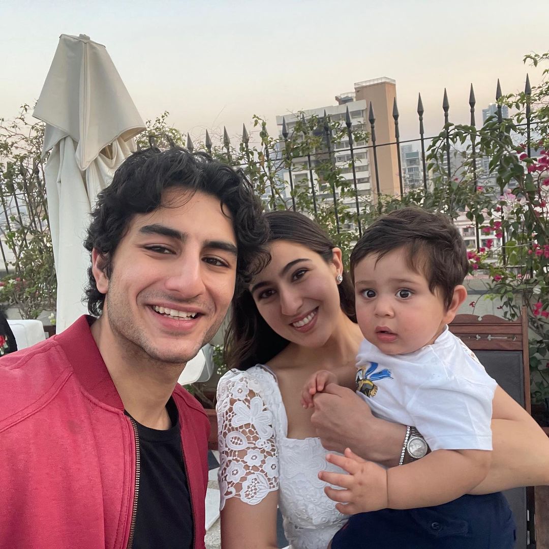 Sara Ali Khan Photos दरअसल, करीना कपूर ने 21 फरवरी को अपने दूसरे बेटे जेह का पहला जन्मदिन सेलिब्रेट किया था, जिसमें परिवार के करीबी लोग ही शामिल हुए थे। इस पार्टी में सारा अली खान और इब्राहिम भी पहुंचे, जिन्होंने बेबी जेह के दिन को खास बनाने में कोई कसर नहीं छोड़ी थी।(फोटो आभार : Instagram @saraalikhan95)