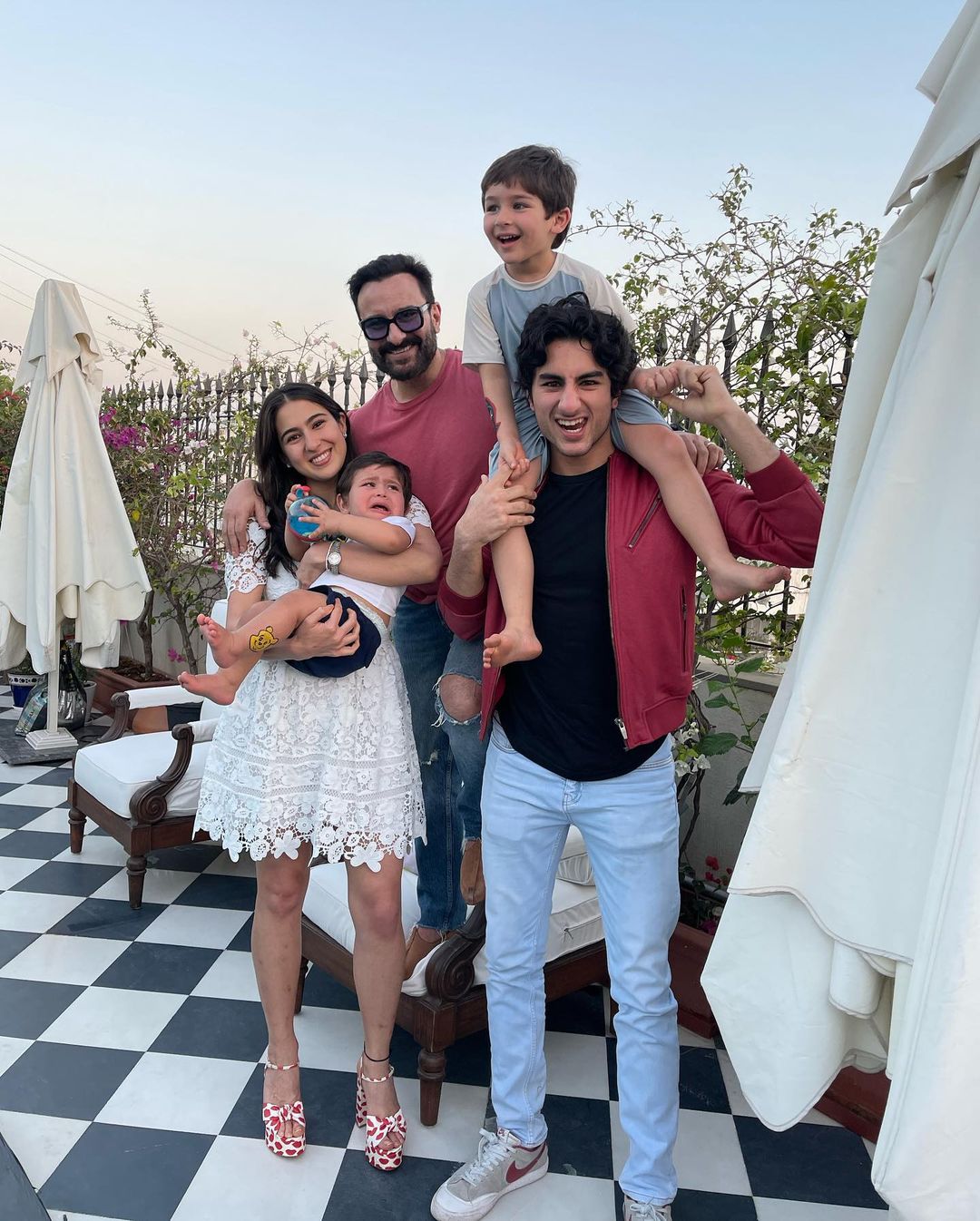 Sara Ali Khan family photos सौतेले भाई का बर्थडे मनाने पहुंचीं सारा अली खान ने इस दौरान वाइट कलर की शॉर्ट लेंथ ड्रेस वेअर की थी, जिसकी लंबाई अपर थाइस तक रखी थी। ऑउटफिट का पैटर्न लूज फिट था, जिसमें लाइट प्लीट्स देने के लिए बिलो द बस्ट और वेस्ट एरिया पर हॉरिजॉन्टल स्टिच की गई थी।(फोटो आभार : Instagram @saraalikhan95)