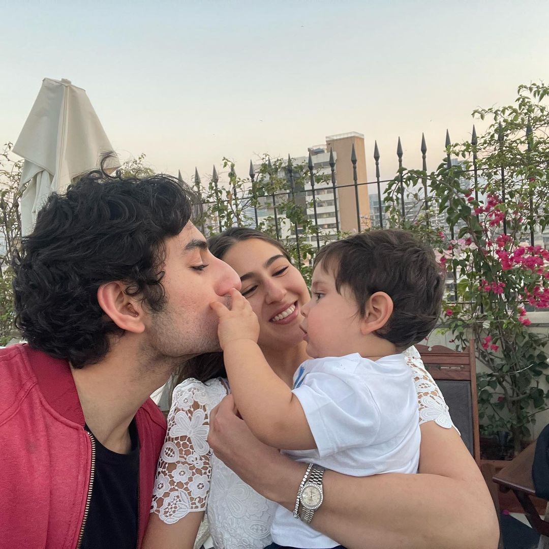 Sara Ali Khan Outfit ऑउटफिट को मिडरिफ पोर्शन से बॉडीफिट की जगह फ्री-फॉल लुक दिया गया था, जिसके शोल्डर्स परफेक्ट फिट थे। वहीं ड्रेस में डीप U कट नेकलाइन बनी थी, जिसके बैक में भी मैचिंग की डिटेलिंग जोड़ी थी।(फोटो आभार : Instagram @saraalikhan95)