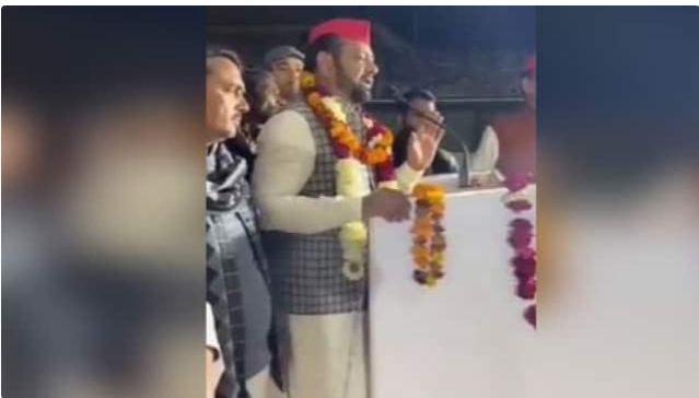 प्रत्याशी ने ही कर दिया अपनी पार्टी का बंटाधार! खुले मंच से बोले ‘सपा ने देश प्रदेश को बर्बाद कर दिया’…देखें वीडियो