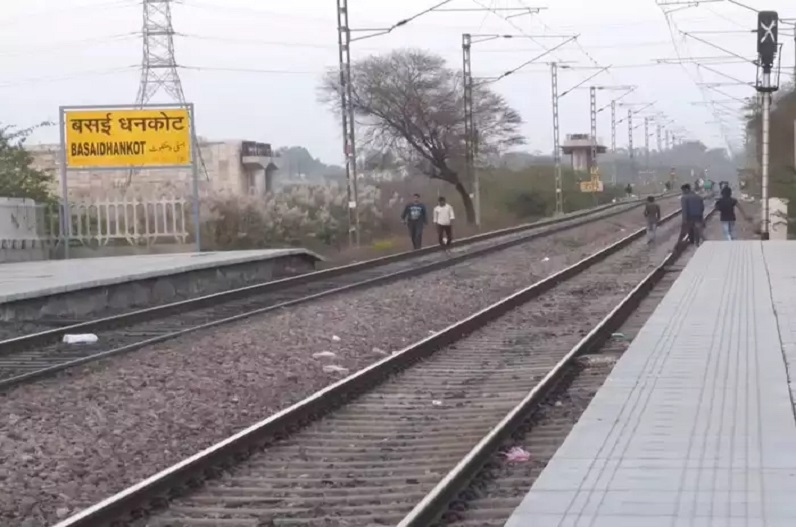 जानलेवा शौक.. रेलवे ट्रैक पर बैठकर ले रहे थे सेल्फी, मौत बनकर आई ट्रेन, कटकर 4 युवकों की मौत
