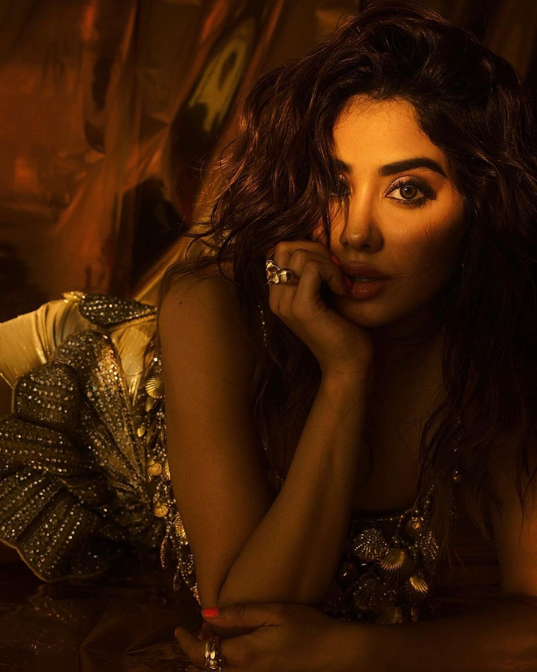 Jhanvi Kapoor Photos बॉलीवुड की दिवंगत एक्ट्रेस श्रीदेवी की तरह ही उनकी बेटी एक्ट्रेस जाह्नवी कपूर भी इंडस्ट्री का एक जाना मान नाम हैं। जाह्नवी मां की तरह ही अपनी अलग पहचान बनाने की कोशिश कर रही हैं। (फोटो आभार : Instagram @janhvikapoor)