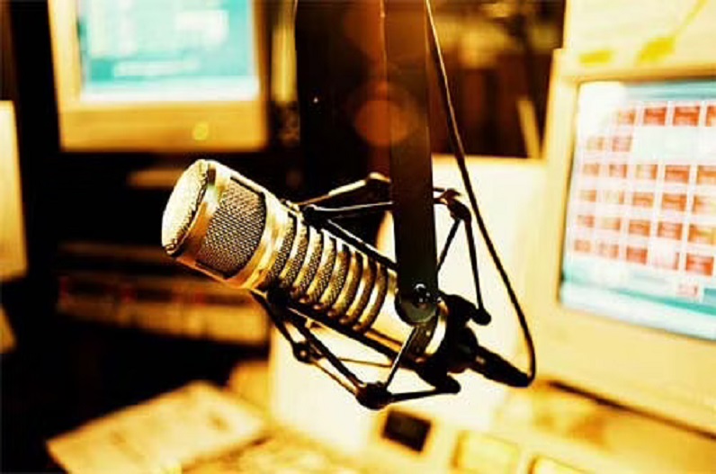 अश्लील और आपत्तिजनक सामग्री प्रसारित करने वाले FM रेडियो चैनलों के खिलाफ होगी कार्रवाई, केंद्र ने ​दिए निर्देश