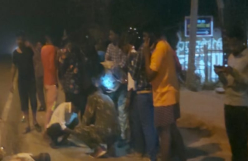 ट्रक ने बाइक सवार युवकों को कुचला, 50 मीटर तक घसीटते ले गया दोनों की लाश