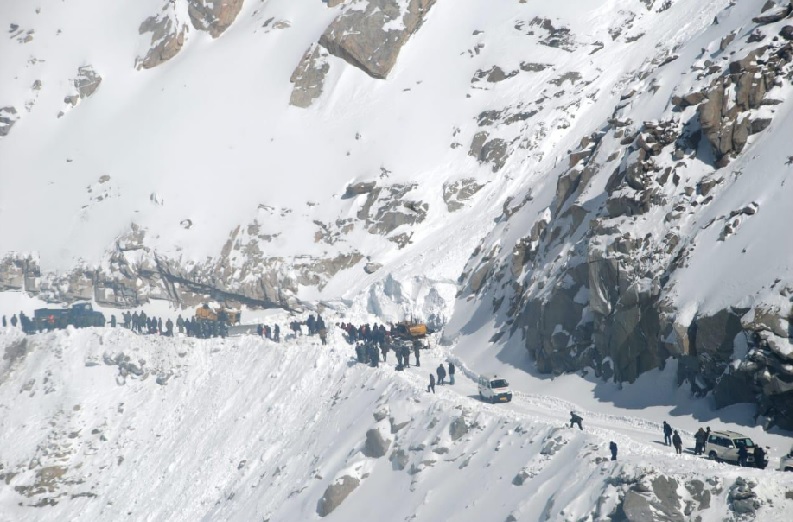 लद्दाख में भारी बर्फबारी में फंसे पर्यटक.. 141 लोगों को कराया गया एयरलिफ्ट