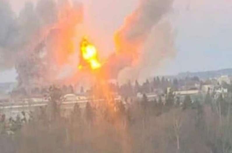 पाकिस्तान के सियालकोट मिलिट्री बेस के पास सिलसिलेवार विस्फोट, धमाकों से दहल उठे लोग, देखें वीडियो