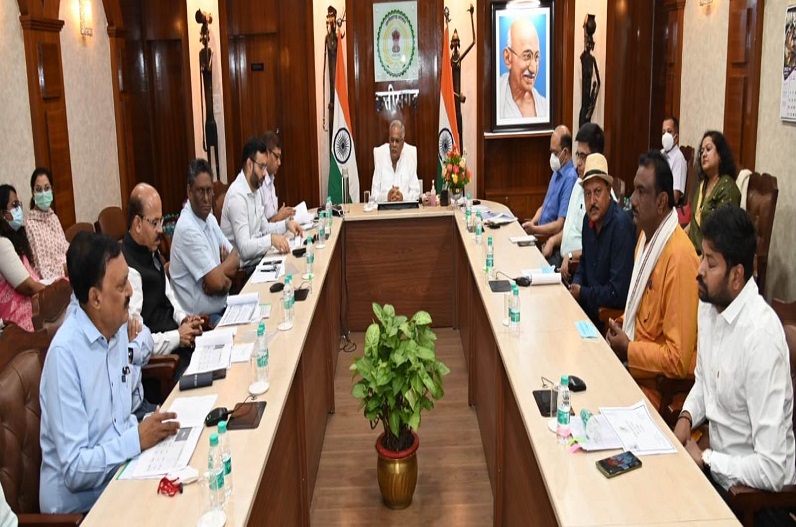 गोबर के बाद अब गोमूत्र भी खरीदेगी छत्तीसगढ़ सरकार, सीएम भूपेश ने टेक्निकल कमेटी गठित करने के दिए निर्देश