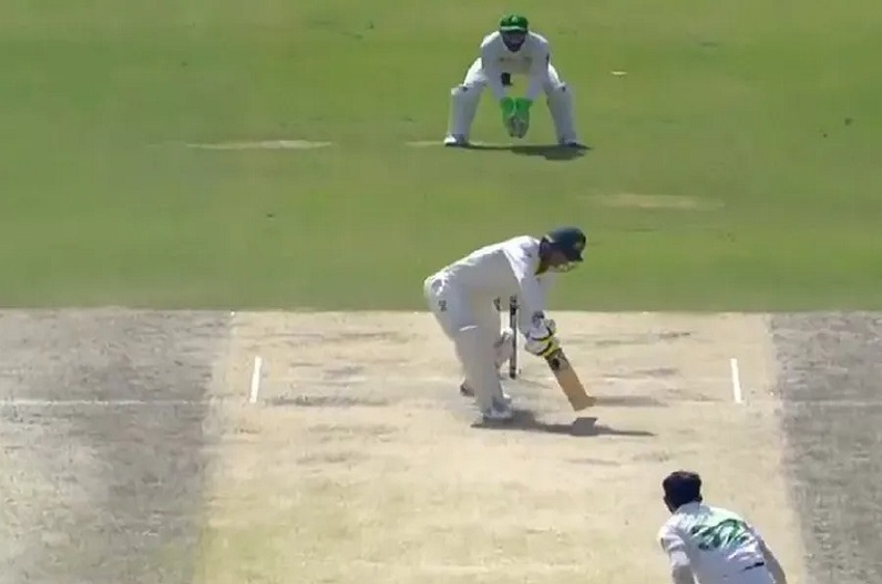 स्टंप पर लगी गेंद लेकिन नहीं गिरी गिल्लियां, अंपायर ने दिया हैरान करने वाला फैसला, देखें वीडियो