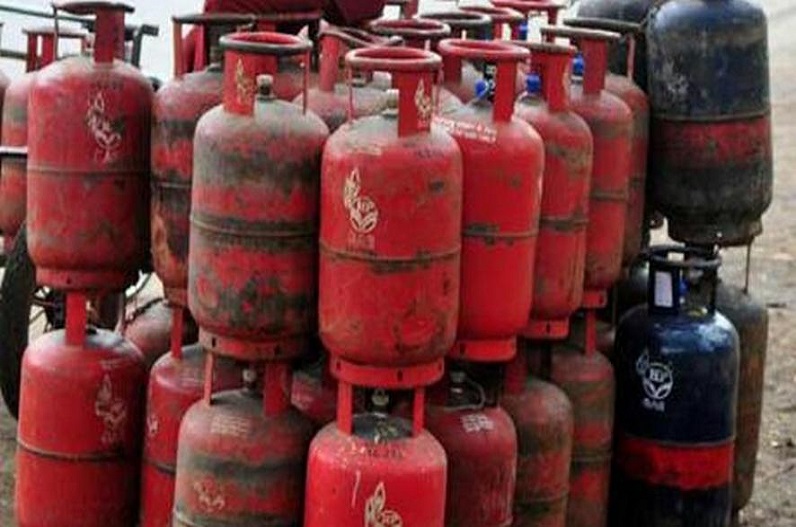 1 मार्च से महंगाई का जोरदार झटका, LPG सिलेंडर हो गया महंगा, 105 रुपए अधिक चुकाने होंगे कीमत