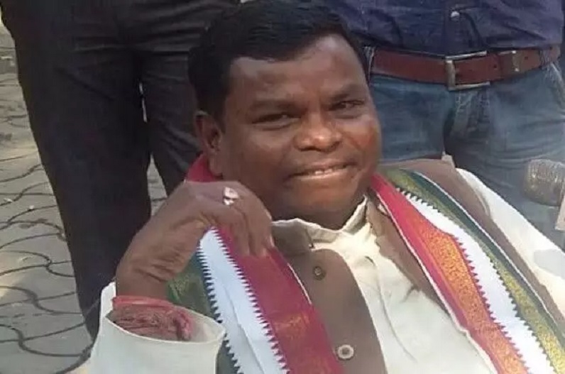 खैरागढ़ उपचुनाव: वोटरों को लुभाने मंत्री कवासी लखमा ने किया डांस, कल CM बघेल करेंगे प्रचार