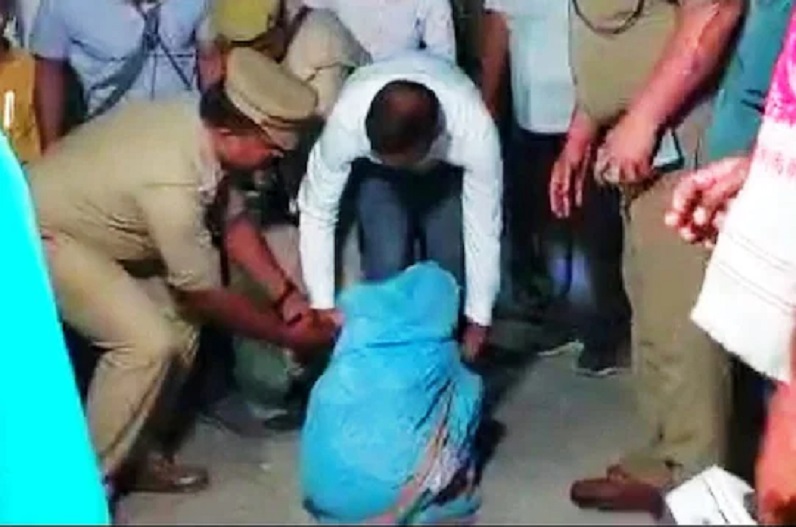 ‘बीजेपी का प्रचार करना गुनाह है’? DIG के पैरों में गिरकर गिड़गिड़ाने लगी BJP समर्थक बाबर की मां
