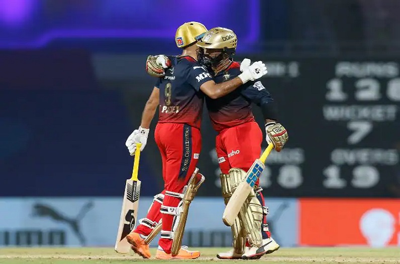 रोमांचक मुकाबले में रॉयल चैलेंजर्स बैंगलोर ने केकेआर को 3 विकेट से हराया, दिनेश कार्तिक के चौका लगाकर दिलाई जीत