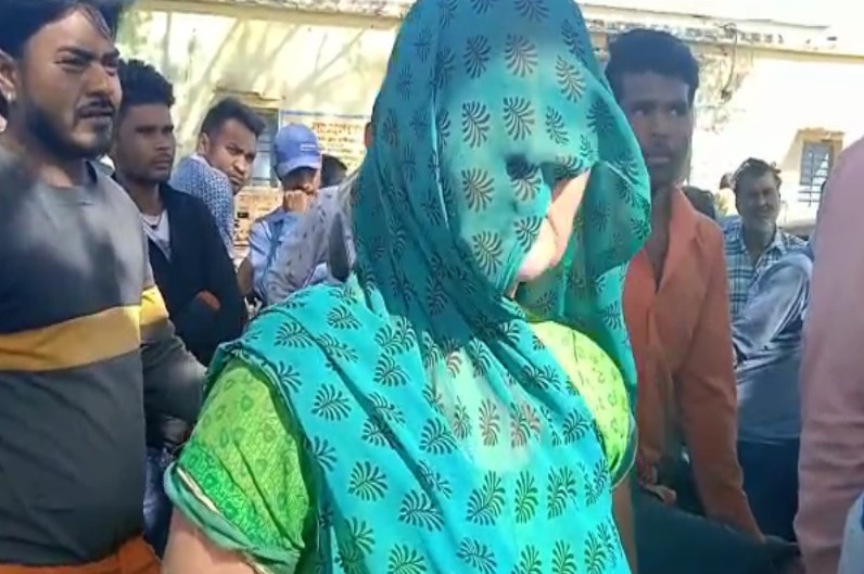 ‘जुबान संभाल कर बात करिए SDM साहब’ ऐसा क्या हुआ कि महिला ने उठा लिया चप्पल, दे डाली चेतावनी