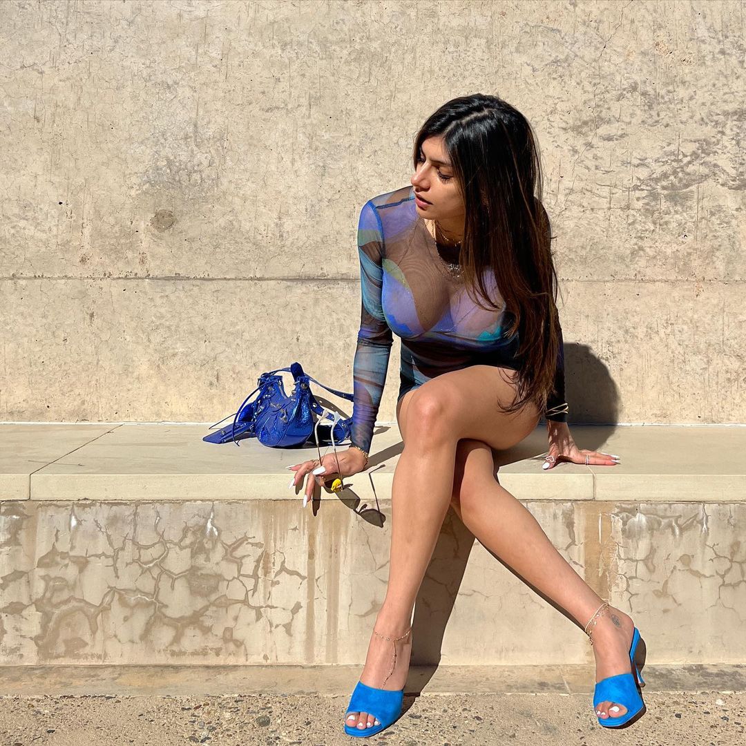 Mia khalifa Hot Images इस फोटोज पर फैंस के अलावा सेलेब्स भी कमेंट कर रहे हैं, और उनकी तारीफ करते नहीं रुक रहे हैं। मिया ने फैंस के तो चांदी चांदी कर दिए है। (फोटो आभार : Instagram @miakhalifa)