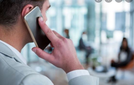 काम के वक्त फोन में निजी बात करने वाले सरकारी कर्मचारियों की अब खैर नहीं, हाईकोर्ट ने कार्रवाई के लिए नियम बनाने के दिए निर्देश