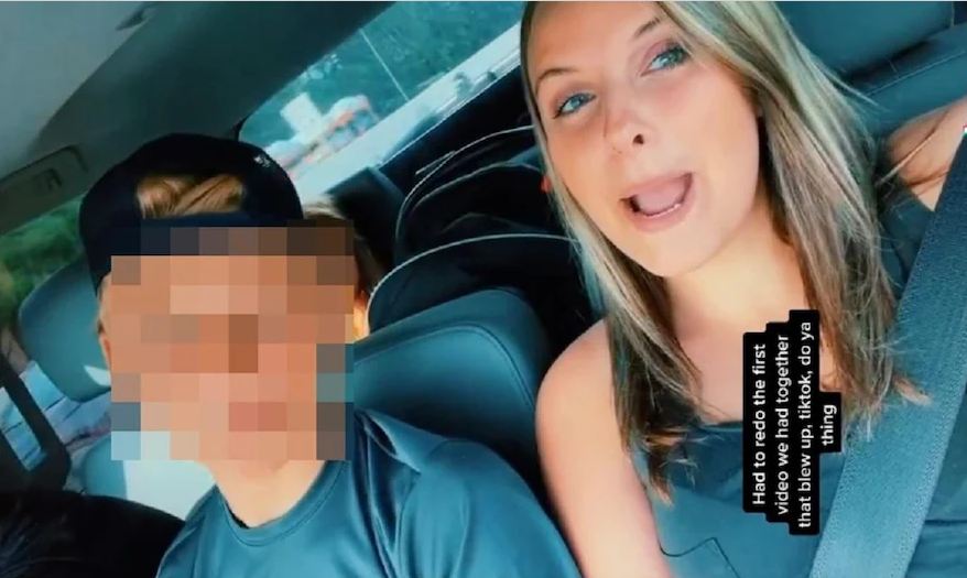 25 साल की महिला ने 14 साल के बेटे को बताया ‘बोनस सन’, फैन्स बोले- जरा गणित समझाओ