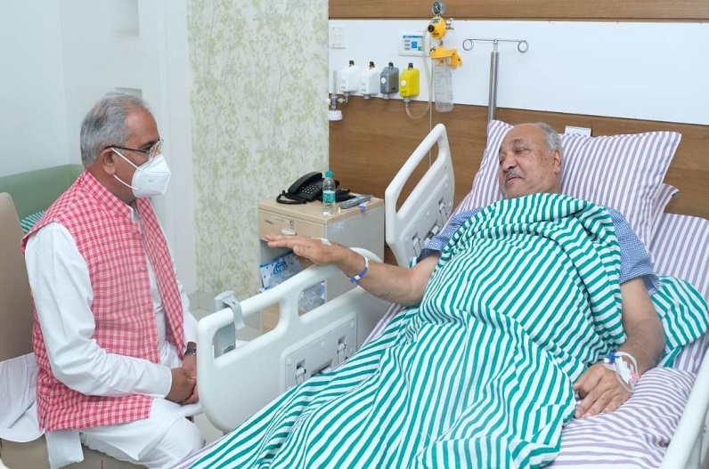कृषि मंत्री रविंद्र चौबे अस्पताल में भर्ती, सीएम बघेल ने हॉस्पिटल पहुंचकर ली स्वास्थ्य की जानकारी