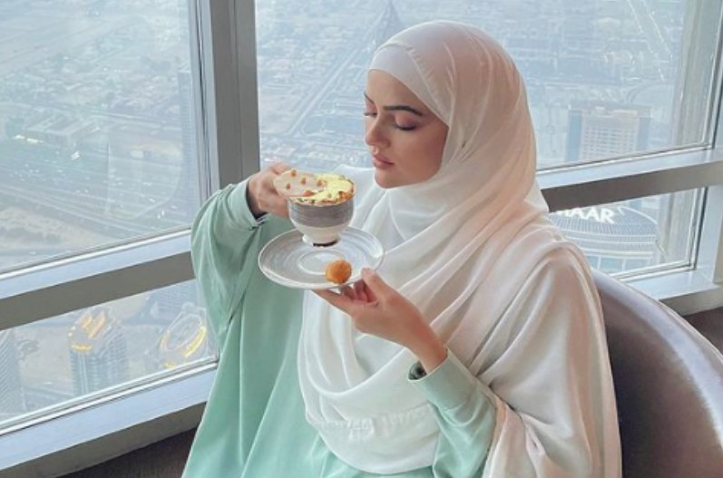 बुर्ज खलीफा में 24 कैरेट Gold वाली चाय पीती नजर आईं सना खान, कीमत जानकर उड़ जाएंगे आपके भी होश