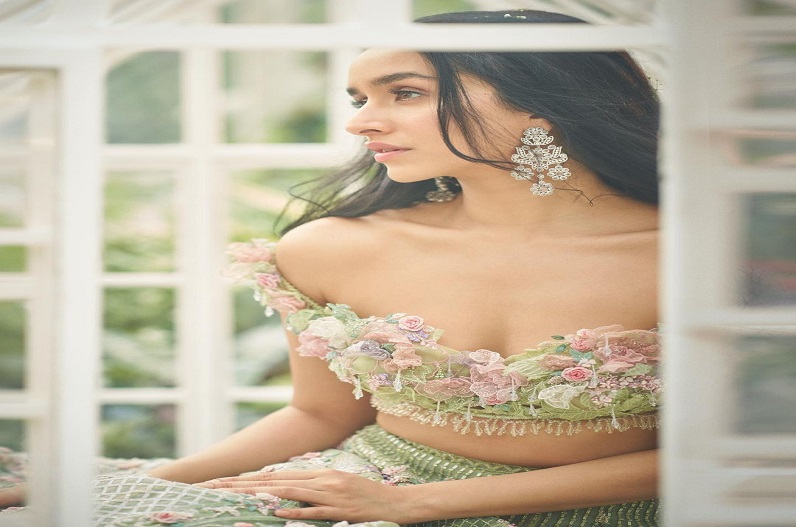 Shraddha Kapoor Latest Photos: पेस्टल कलर के फ्लोरल लहंगे में बला की खूबसूरत लगीं श्रद्धा कपूर, मिलियन डॉलर पोज देकर उड़ाए फैंस के होश, देखें तस्वीरें