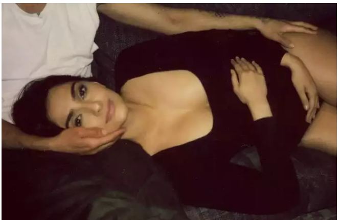 मां बनने वाली हैं अभिनेत्री सोनम कपूर, पति के साथ शेयर की बेबी बंप की तस्वीरें…देखें