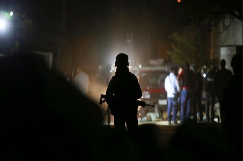 बाइक सवार युवक ने भीड़ भाड़ वाली जगह पर अंधाधुंध गोलियां चलाकर 4 को मार डाला, दहशत में लोग