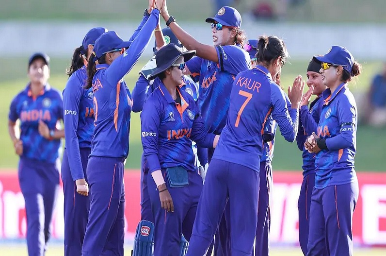 महिला विश्वकप में भारत की विजयी आगाज, पाकिस्तान को बुरी तरह हराया, महज 137 रनों पर सिमटी पाक टीम