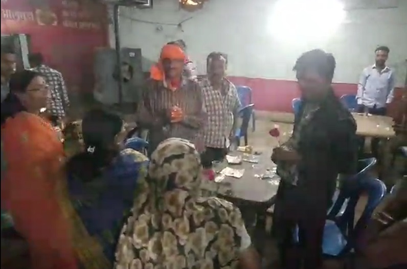 शराब दुकान और अहाते में घुसकर महिलाओं ने किया ये काम, शराब छोड़ भागे शराबी, मची खलबली