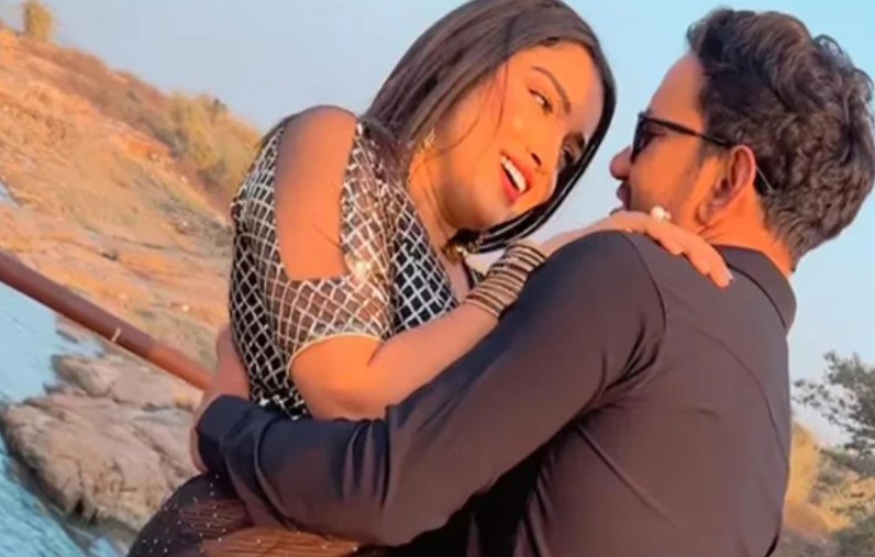 Amrapali Dubey-Nirahua Romance Video