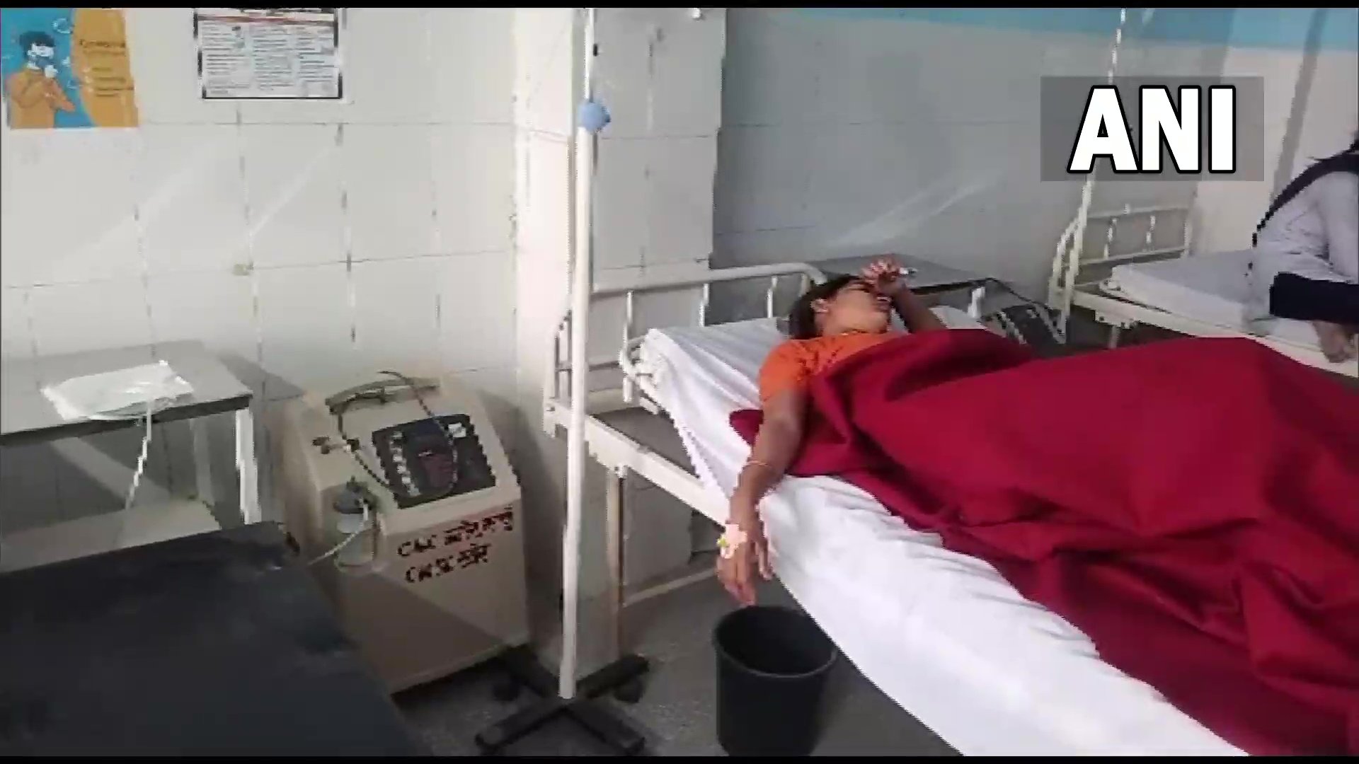 जहरीला खाना खाने से यहां 24 छात्राओं की बिगड़ी ​तबीयत, अस्पताल में भर्ती कराई गईं