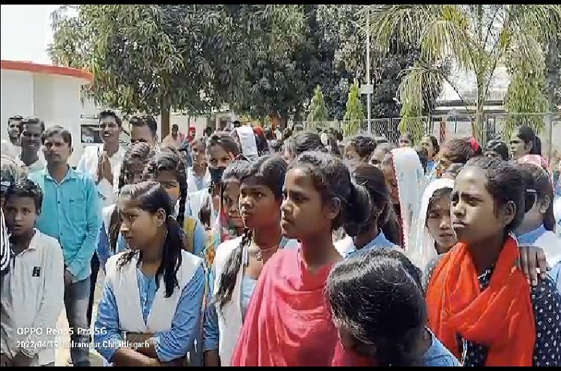 कन्या शाला को बंद करने को लेकर छात्राओं ने खोला मोर्चा, सरकारी साइकिल लेने से किया इनकार