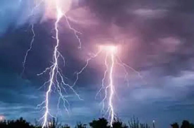 आसमान से आई आफतः आकाशीय बिजली की चपेट में आने से युवक की मौत, परिजनों का रो-रोकर बुरा हाल