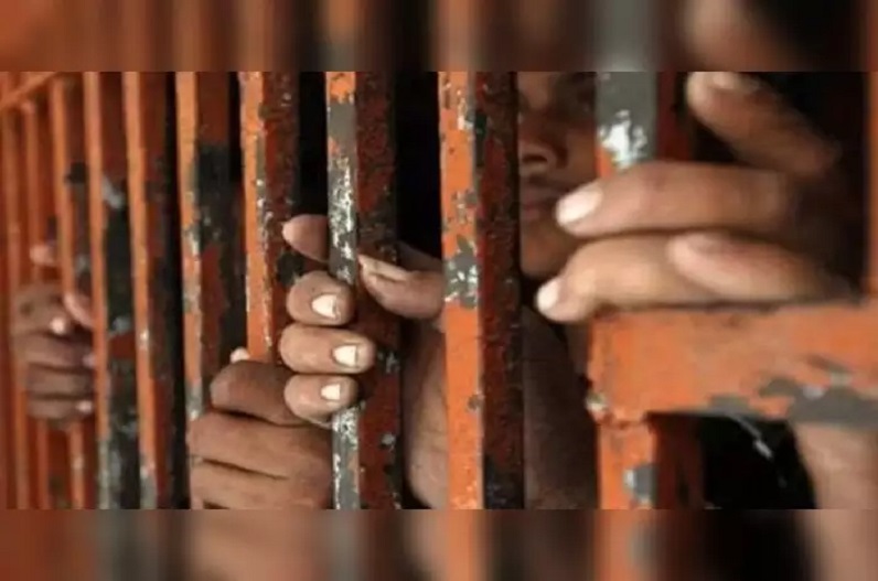 जेलों में ‘गायत्री मंत्र’ और ‘ महामृत्युंजय मंत्र’ का जाप करेंगे कैदी, जेल मंत्री धर्मवीर प्रजापति ने किया ऐलान