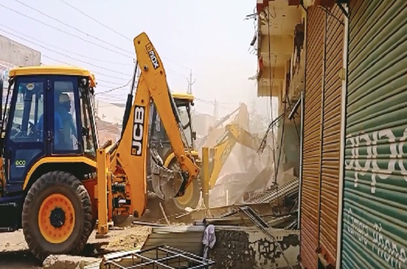 सांप्रदायिक दंगे के बाद अब चला मामा का बुलडोजर, मौके पर आईजी, कमिश्नर मौजूद