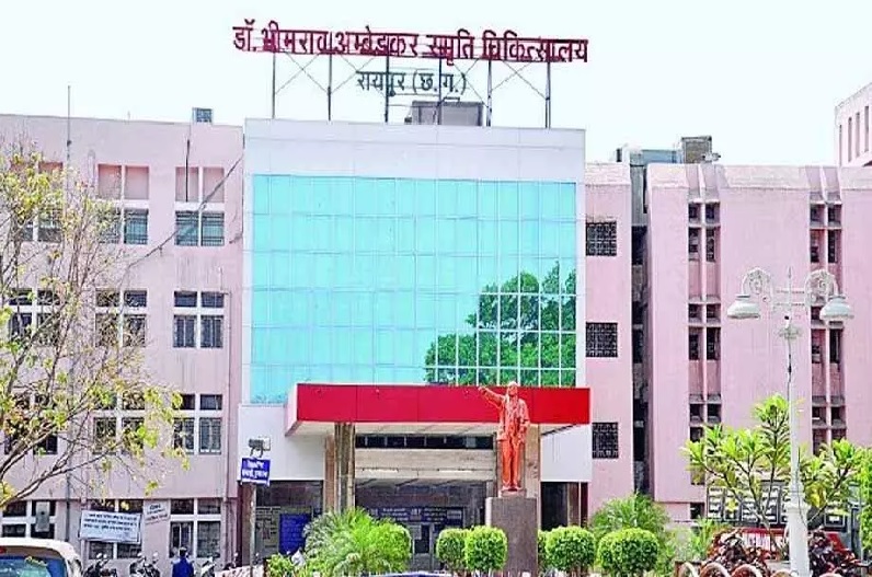 मेकाहारा अस्पताल में नर्सों की कमी, स्वास्थ्य कर्मियों ने ही खोला मोर्चा, स्टाफ बढ़ाने की कर रहे मांग