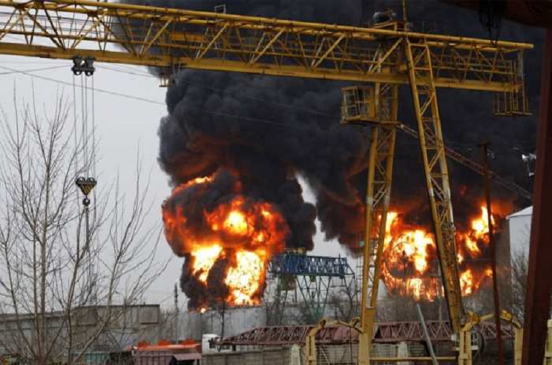 अब यूक्रेन ने भी दिखाई अपनी ताकत, पहली बार रूस की सीमा में घुसा, तेल डिपो पर किया हेलीकॉप्टर से हमला