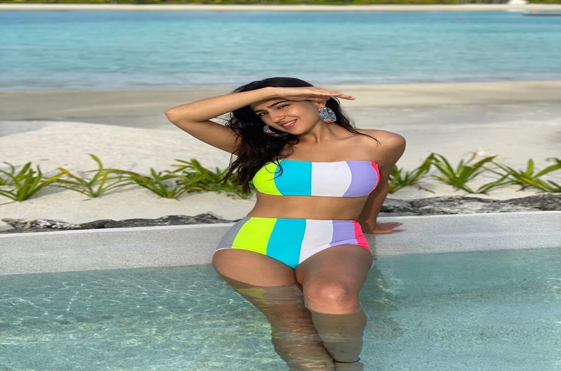 Bollywood Atress Sara Ali Khan Photos : मियां सैफ की लाडली सारा अली खान ने सतरंगी बिकिनी में मारे गजब पोज, फैंस बोले, ‘हाय गर्मी’