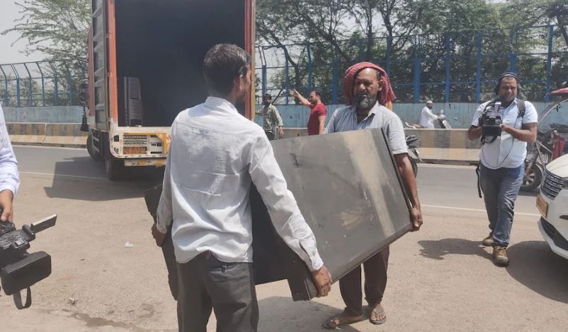 शाहीन बाग में दिखा बुलडोजर का खौफ! दुकानदारों ने खुद ही शुरू की सड़क से सामान हटाने की पहल