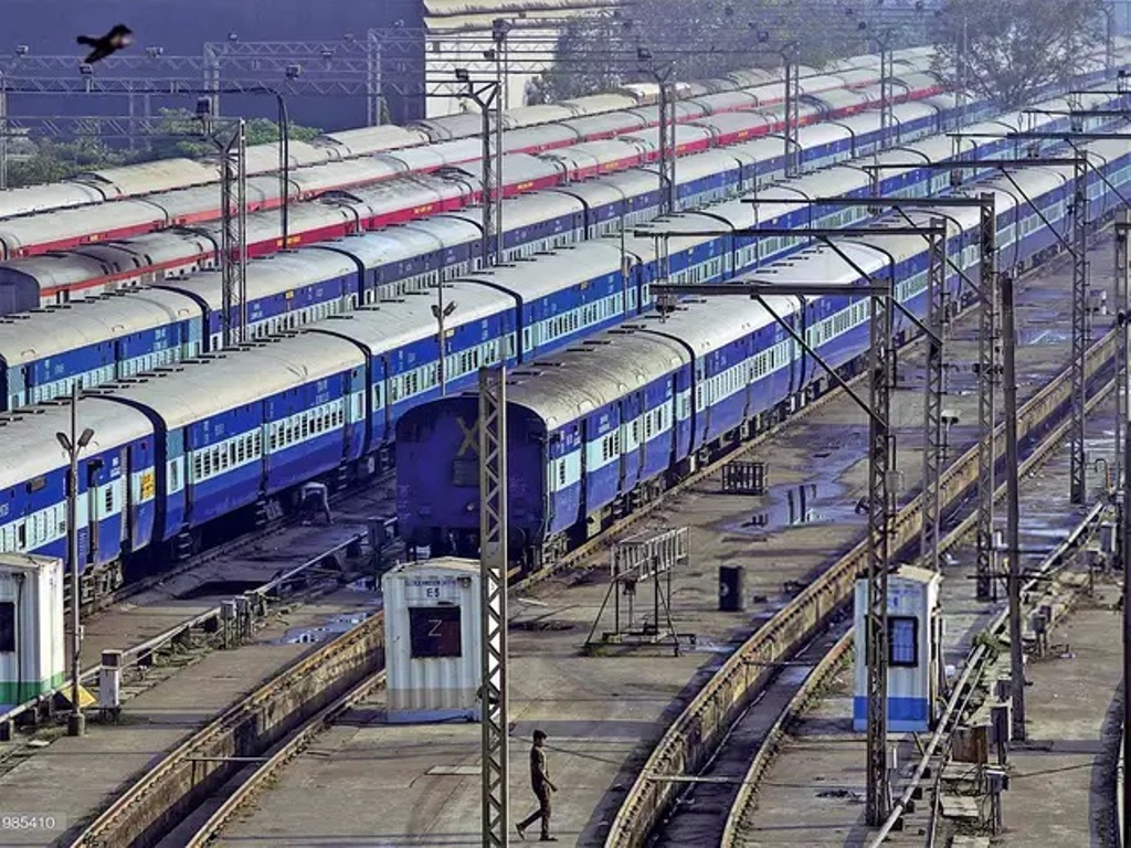 Bharat Band Live : ‘अग्निपथ’ योजना के खिलाफ जारी विरोध प्रदर्शन के कारण 529 ट्रेनें रद्द, देखें ट्रेनों की सूची 